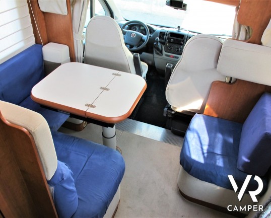 Arca GTL 718: camper usato mansardato con 5 posti letto, garage con porta scooter, veranda, antenna satellitare, retrocamera. In visione alla sede Ita