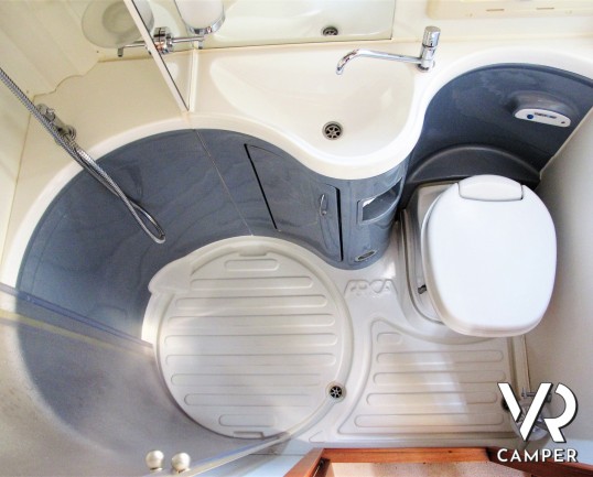 Arca GTL 718: camper usato mansardato con 5 posti letto, garage con porta scooter, veranda, antenna satellitare, retrocamera. In visione alla sede Ita