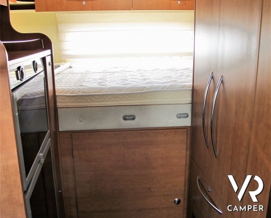 Arca GTL 718: camper usato mansardato con 5 posti letto, garage con porta scooter, veranda, antenna satellitare, retrocamera. In visione alla sede Ita