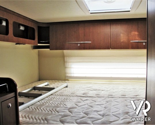 Arca GTL 718: camper usato mansardato con 5 posti letto, garage con porta scooter, veranda, antenna satellitare, retrocamera. In visione alla sede Ita