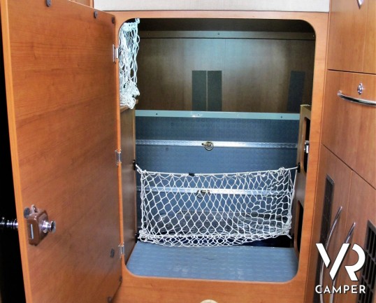 Arca GTL 718: camper usato mansardato con 5 posti letto, garage con porta scooter, veranda, antenna satellitare, retrocamera. In visione alla sede Ita