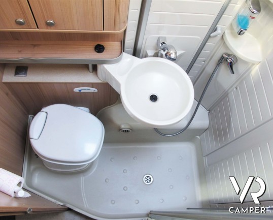 Burstner Ixeo IT 726: camper usato semintegrale con 4 posti letto, su meccanica Fiat Ducato 130 cv.