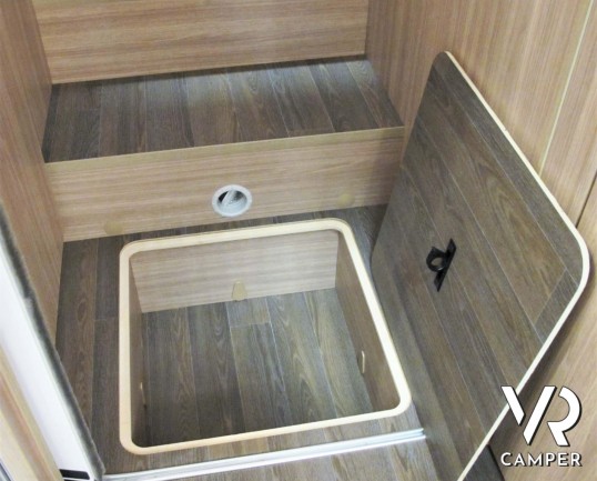 Burstner Lyseo Time T 727 G: camper semintegrale con letti gemelli e letto basculante elettrico, garage doppio portellone, su base FIAT 140 CV, Euro 6