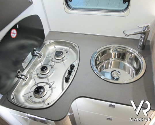 Burstner Lyseo Time T 727 G: camper semintegrale con letti gemelli e letto basculante elettrico, garage doppio portellone, su base FIAT 140 CV, Euro 6