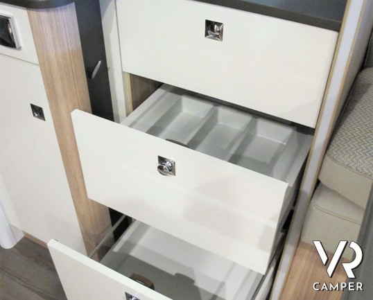 Burstner Lyseo Time T 727 G: camper semintegrale con letti gemelli e letto basculante elettrico, garage doppio portellone, su base FIAT 140 CV, Euro 6