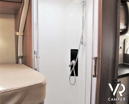 Carthago C-Tourer I 149: camper motorhome usato, 5 posti letto, con letti gemelli in coda e letto basculante. In visione alla sede Italia VR a Druento