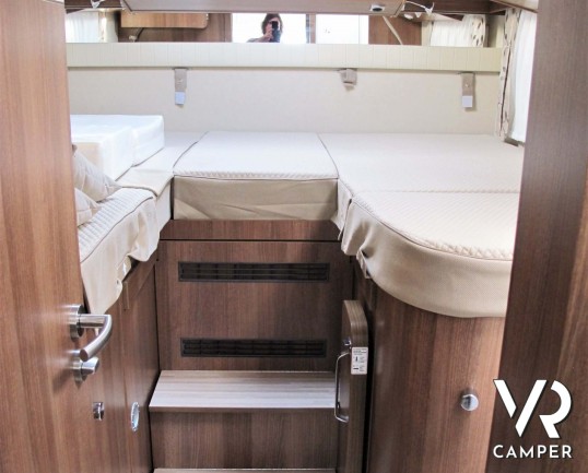 Carthago C-Tourer I 149: camper motorhome usato, 5 posti letto, con letti gemelli in coda e letto basculante. In visione alla sede Italia VR a Druento