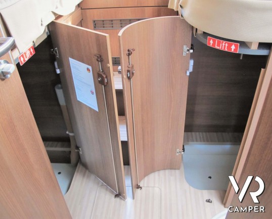 Carthago C-Tourer I 149: camper motorhome usato, 5 posti letto, con letti gemelli in coda e letto basculante. In visione alla sede Italia VR a Druento