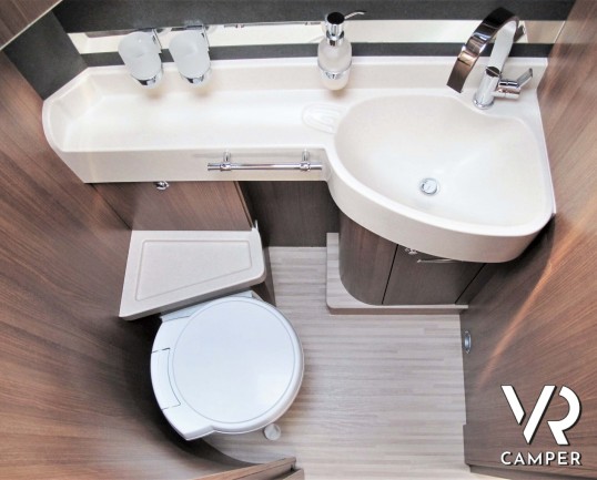 Carthago C-Tourer I 149: camper motorhome usato, 5 posti letto, con letti gemelli in coda e letto basculante. In visione alla sede Italia VR a Druento