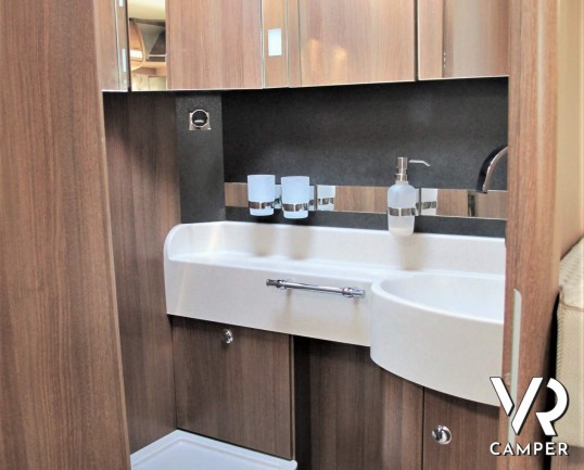 Carthago C-Tourer I 149: camper motorhome usato, 5 posti letto, con letti gemelli in coda e letto basculante. In visione alla sede Italia VR a Druento