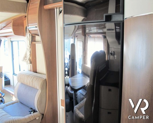 Carthago C-Tourer I 149: camper motorhome usato, 5 posti letto, con letti gemelli in coda e letto basculante. In visione alla sede Italia VR a Druento