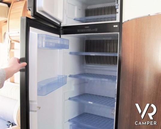 Carthago C-Tourer I 149: camper motorhome usato, 5 posti letto, con letti gemelli in coda e letto basculante. In visione alla sede Italia VR a Druento