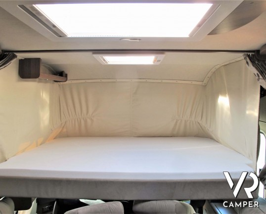 Carthago C-Tourer I 149: camper motorhome usato, 5 posti letto, con letti gemelli in coda e letto basculante. In visione alla sede Italia VR a Druento