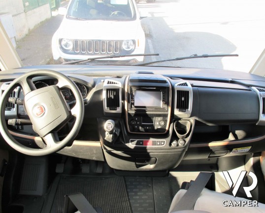 Carthago C-Tourer I 149: camper motorhome usato, 5 posti letto, con letti gemelli in coda e letto basculante. In visione alla sede Italia VR a Druento