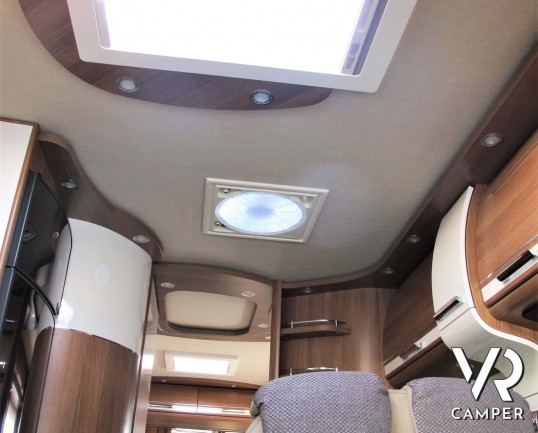 Carthago C-Tourer I 149: camper motorhome usato, 5 posti letto, con letti gemelli in coda e letto basculante. In visione alla sede Italia VR a Druento