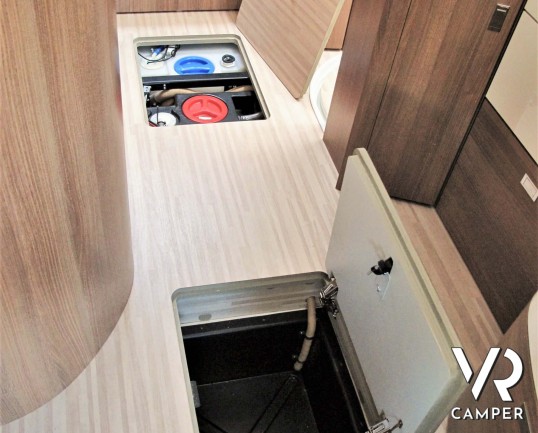 Carthago C-Tourer I 149: camper motorhome usato, 5 posti letto, con letti gemelli in coda e letto basculante. In visione alla sede Italia VR a Druento