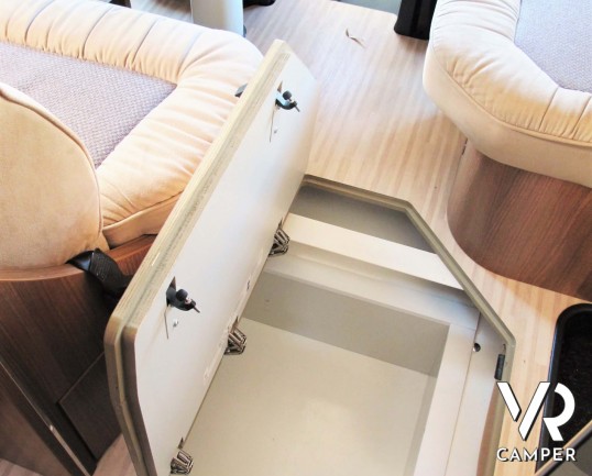 Carthago C-Tourer I 149: camper motorhome usato, 5 posti letto, con letti gemelli in coda e letto basculante. In visione alla sede Italia VR a Druento