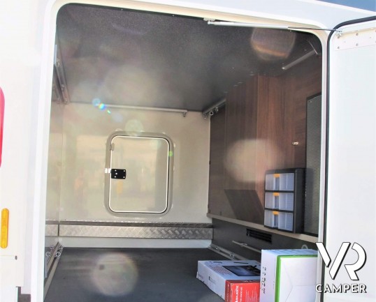 Carthago C-Tourer I 149: camper motorhome usato, 5 posti letto, con letti gemelli in coda e letto basculante. In visione alla sede Italia VR a Druento