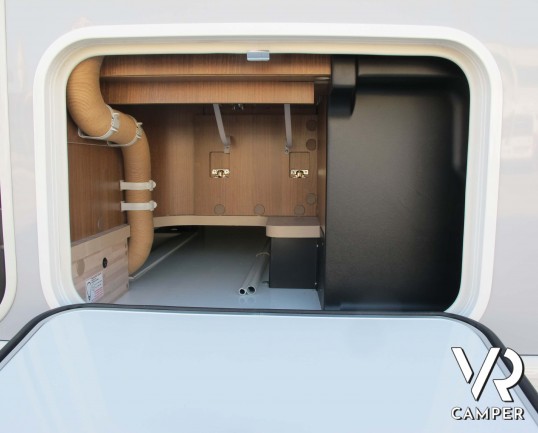 Carthago C-Tourer I 149: camper motorhome usato, 5 posti letto, con letti gemelli in coda e letto basculante. In visione alla sede Italia VR a Druento