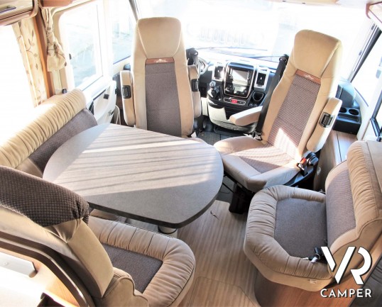 Carthago C-Tourer I 149: camper motorhome usato, 5 posti letto, con letti gemelli in coda e letto basculante. In visione alla sede Italia VR a Druento