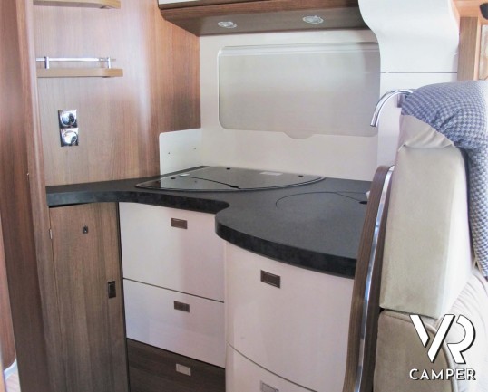 Carthago C-Tourer I 149: camper motorhome usato, 5 posti letto, con letti gemelli in coda e letto basculante. In visione alla sede Italia VR a Druento