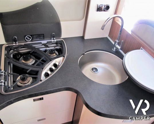 Carthago C-Tourer I 149: camper motorhome usato, 5 posti letto, con letti gemelli in coda e letto basculante. In visione alla sede Italia VR a Druento