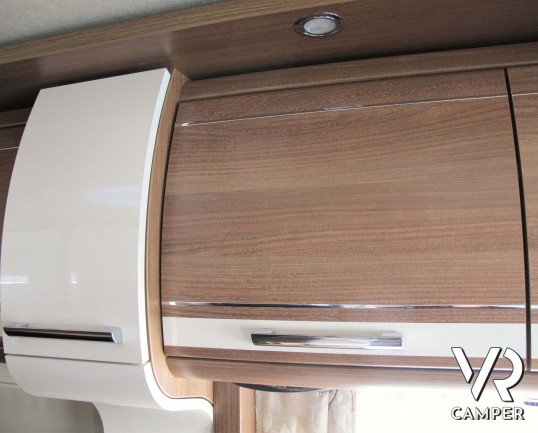 Carthago C-Tourer I 149: camper motorhome usato, 5 posti letto, con letti gemelli in coda e letto basculante. In visione alla sede Italia VR a Druento