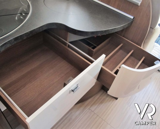 Carthago C-Tourer I 149: camper motorhome usato, 5 posti letto, con letti gemelli in coda e letto basculante. In visione alla sede Italia VR a Druento