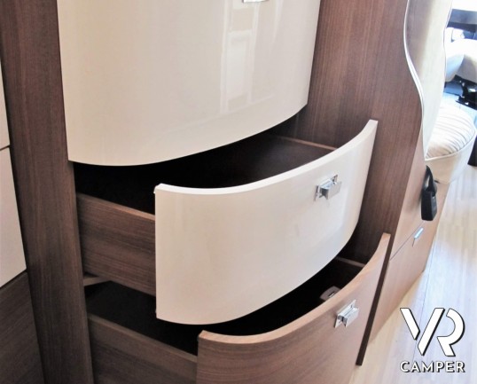 Carthago C-Tourer I 149: camper motorhome usato, 5 posti letto, con letti gemelli in coda e letto basculante. In visione alla sede Italia VR a Druento