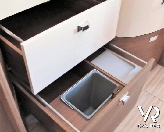 Carthago C-Tourer I 149: camper motorhome usato, 5 posti letto, con letti gemelli in coda e letto basculante. In visione alla sede Italia VR a Druento