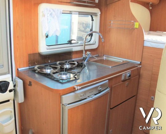 Giottiline Therry T 31 camper usato semintegrale compatto, con 3 posti letto, dotato di veranda, antenna tv, sensori di parcheggio, pannello solare