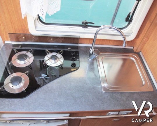 Giottiline Therry T 31 camper usato semintegrale compatto, con 3 posti letto, dotato di veranda, antenna tv, sensori di parcheggio, pannello solare