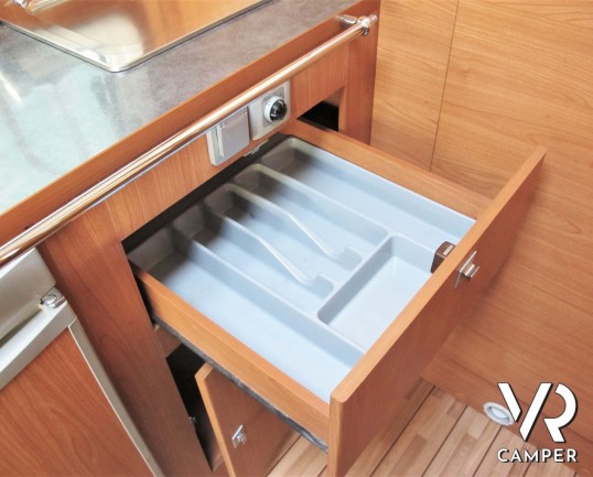 Giottiline Therry T 31 camper usato semintegrale compatto, con 3 posti letto, dotato di veranda, antenna tv, sensori di parcheggio, pannello solare