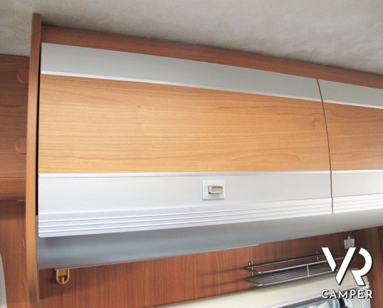 Giottiline Therry T 31 camper usato semintegrale compatto, con 3 posti letto, dotato di veranda, antenna tv, sensori di parcheggio, pannello solare