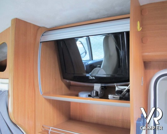 Giottiline Therry T 31 camper usato semintegrale compatto, con 3 posti letto, dotato di veranda, antenna tv, sensori di parcheggio, pannello solare