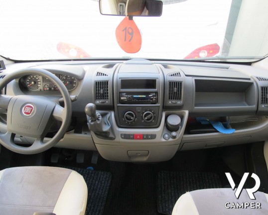 Giottiline Therry T 31 camper usato semintegrale compatto, con 3 posti letto, dotato di veranda, antenna tv, sensori di parcheggio, pannello solare