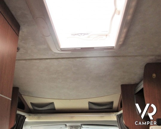 Giottiline Therry T 31 camper usato semintegrale compatto, con 3 posti letto, dotato di veranda, antenna tv, sensori di parcheggio, pannello solare