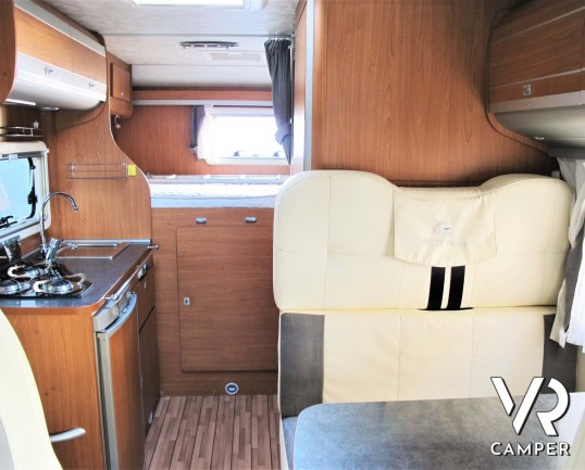 Giottiline Therry T 31 camper usato semintegrale compatto, con 3 posti letto, dotato di veranda, antenna tv, sensori di parcheggio, pannello solare