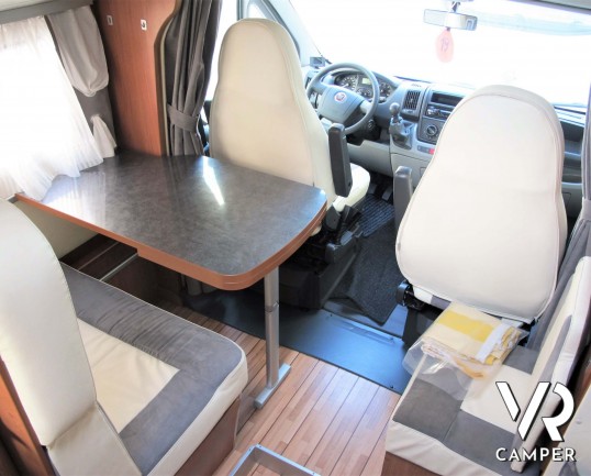 Giottiline Therry T 31 camper usato semintegrale compatto, con 3 posti letto, dotato di veranda, antenna tv, sensori di parcheggio, pannello solare