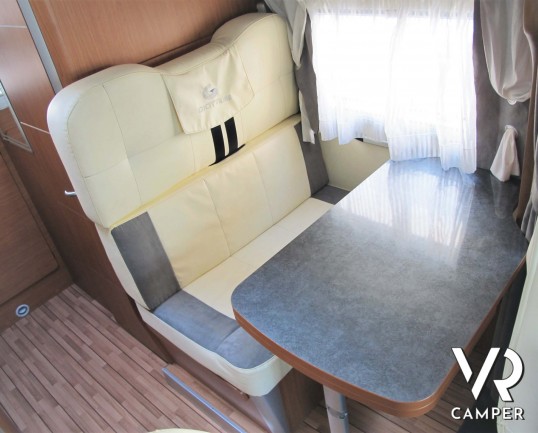 Giottiline Therry T 31 camper usato semintegrale compatto, con 3 posti letto, dotato di veranda, antenna tv, sensori di parcheggio, pannello solare