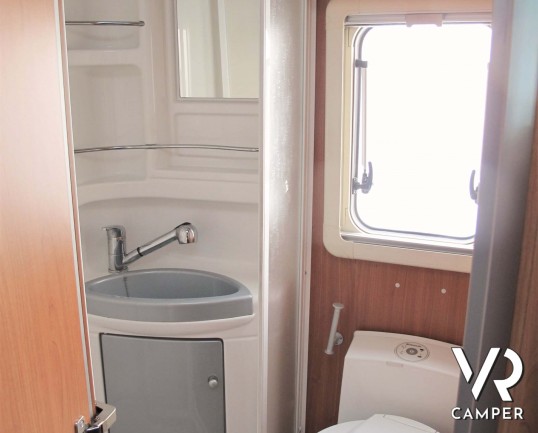 Giottiline Therry T 31 camper usato semintegrale compatto, con 3 posti letto, dotato di veranda, antenna tv, sensori di parcheggio, pannello solare