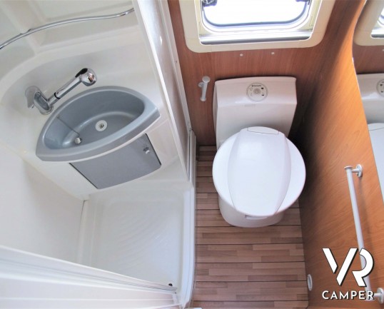 Giottiline Therry T 31 camper usato semintegrale compatto, con 3 posti letto, dotato di veranda, antenna tv, sensori di parcheggio, pannello solare