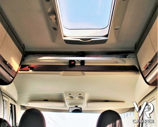 Hymer B-Klasse 654 SL: camper motorhome usato, dotato di portamoto, tendalino, ammortizzatori. In visione alla sede Italia Vr a Torino - Druento.