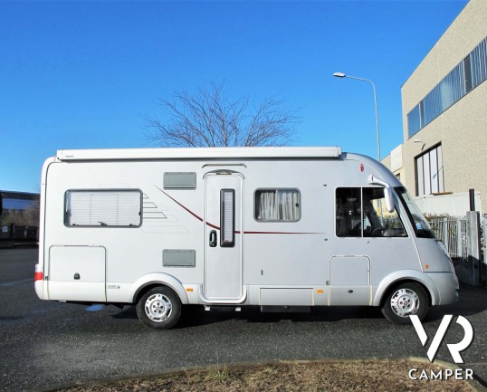 Hymer B-Klasse 654 SL: camper motorhome usato, dotato di portamoto, tendalino, ammortizzatori. In visione alla sede Italia Vr a Torino - Druento.