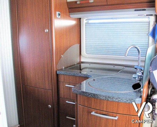 Hymer B-Klasse 654 SL: camper motorhome usato, dotato di portamoto, tendalino, ammortizzatori. In visione alla sede Italia Vr a Torino - Druento.