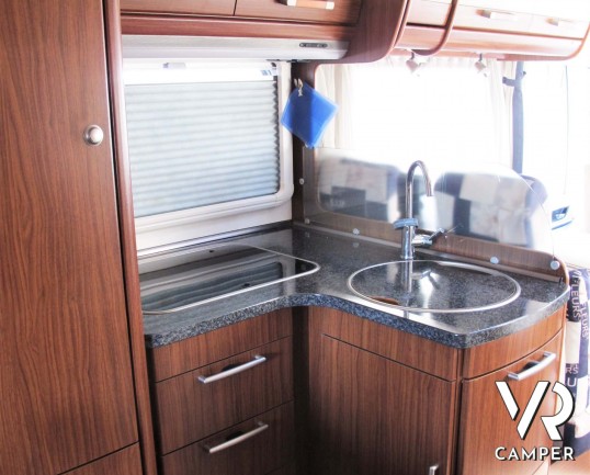 Hymer B-Klasse 654 SL: camper motorhome usato, dotato di portamoto, tendalino, ammortizzatori. In visione alla sede Italia Vr a Torino - Druento.