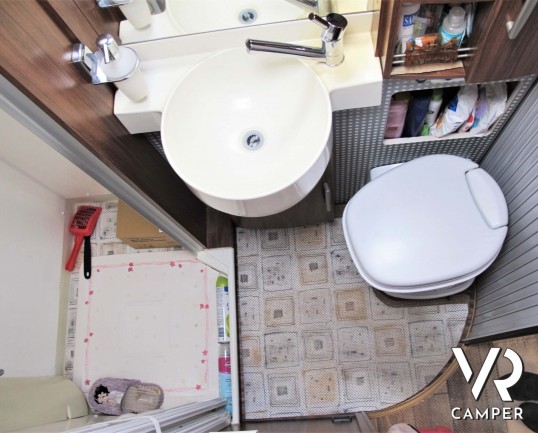 Hymer B-Klasse 654 SL: camper motorhome usato, dotato di portamoto, tendalino, ammortizzatori. In visione alla sede Italia Vr a Torino - Druento.