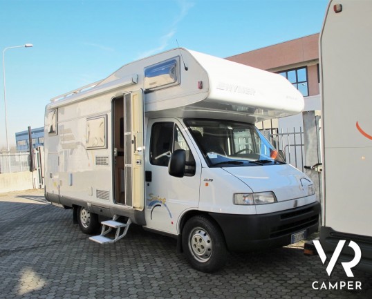 Hymer Camp Swing 524: camper mansardato usato con 6 posti letto e letti a castello, ideale per famiglie. Dotato di veranda, portabici, climatizzator