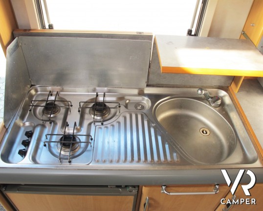 Hymer Camp Swing 524: camper mansardato usato con 6 posti letto e letti a castello, ideale per famiglie. Dotato di veranda, portabici, climatizzator