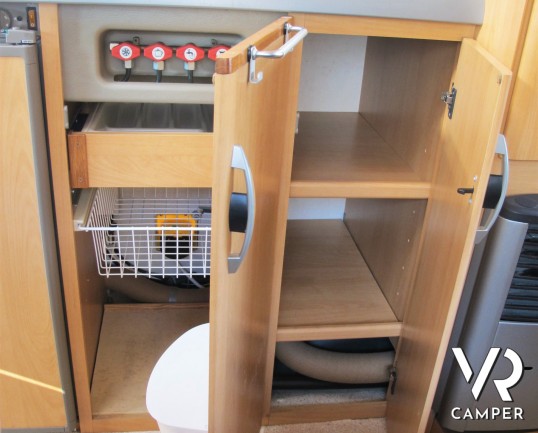 Hymer Camp Swing 524: camper mansardato usato con 6 posti letto e letti a castello, ideale per famiglie. Dotato di veranda, portabici, climatizzator